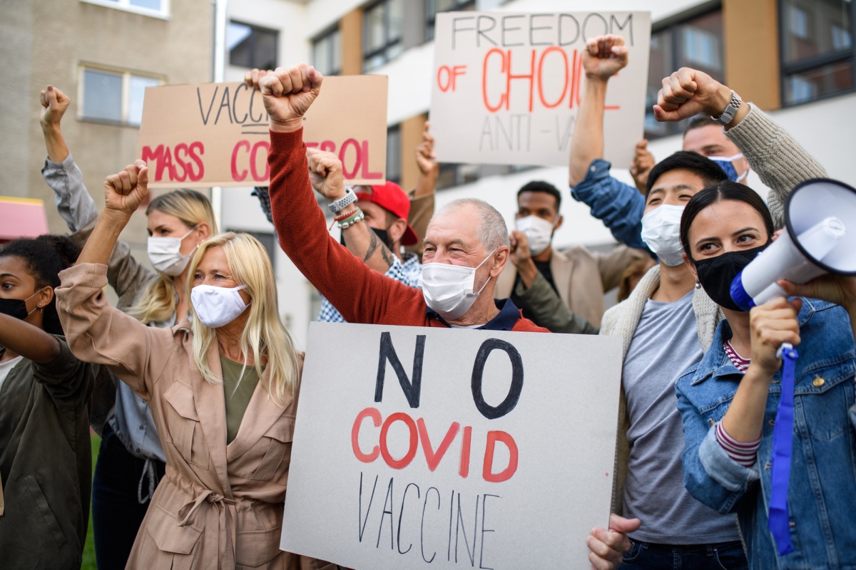 Во Франции и Греции проходят многотысячные протесты против вакцинации
