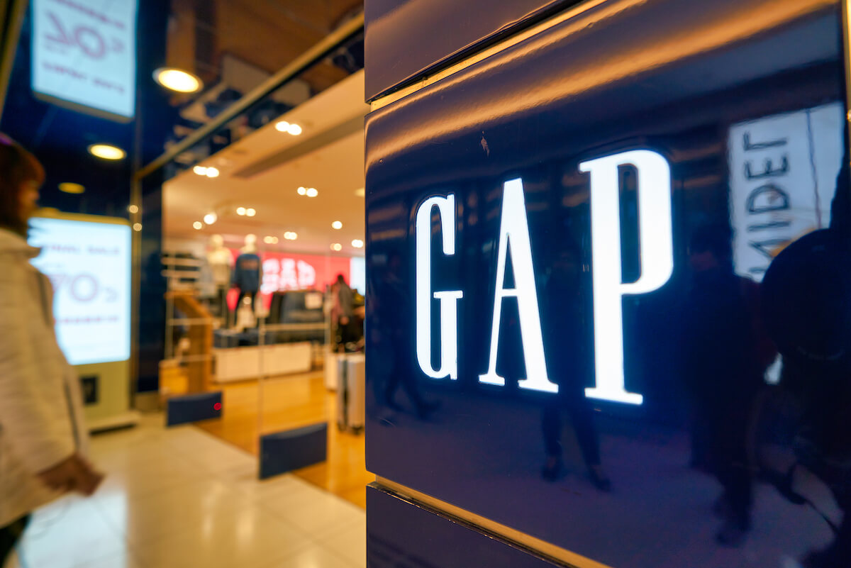 Gap selling. Гап. Ритейлер. Логотипы Fashion брендов. Gap 2019.