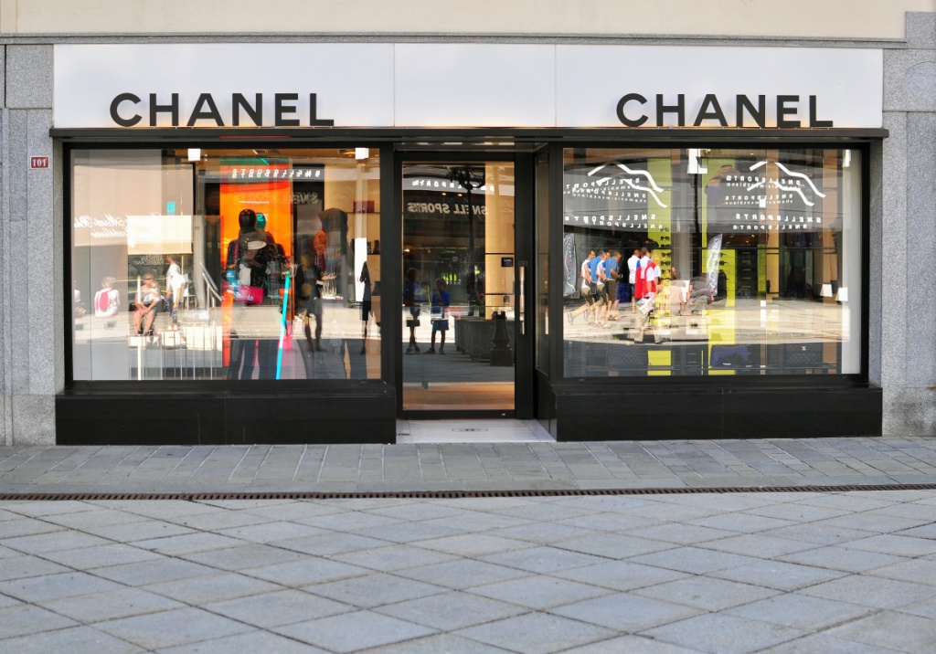 Chanel отказался продать сумку покупательнице из России