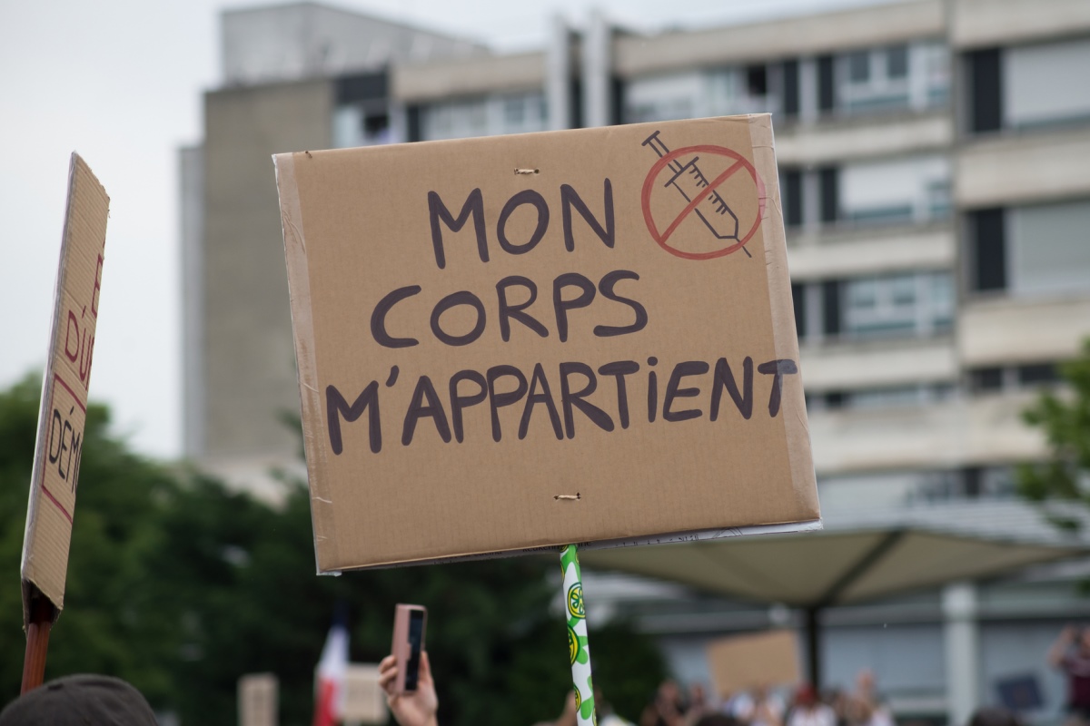 Локдаун для невакцинированных во Франции - закрывается доступ в ТЦ, больницы и транспорт