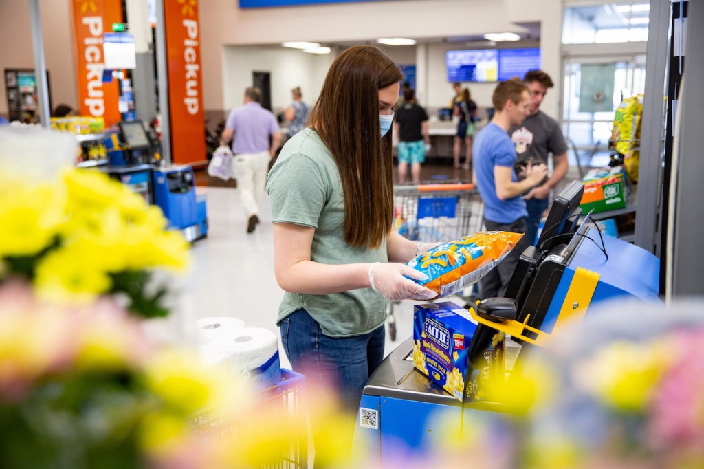 Сами товаров. Магазин Walmart Арканзас. Walmart checkout. Walmart self checkout. Walmart Cashier.