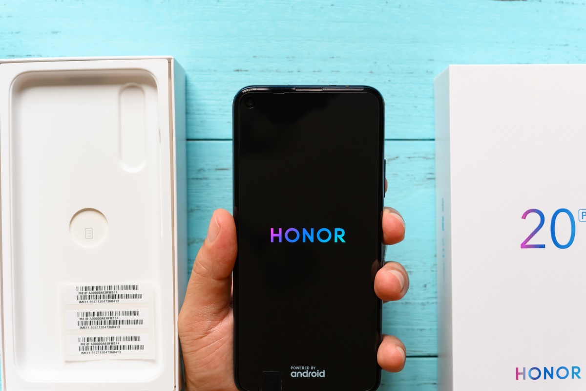 Новые смартфоны Honor поступят в продажу в ноябре