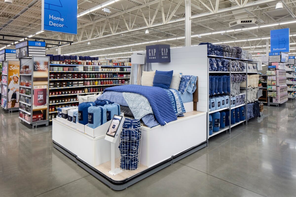 Convenient decor. Универмаг Walmart. Big-Box Store. The big Department Stores.